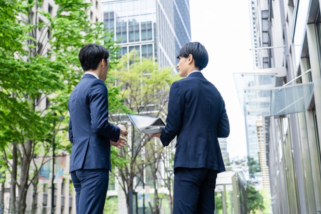 運動会場で進行を確認するスタッフ