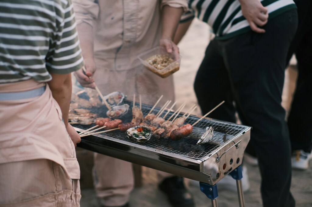 運動会後の懇親会で食事を囲んで話す参加者