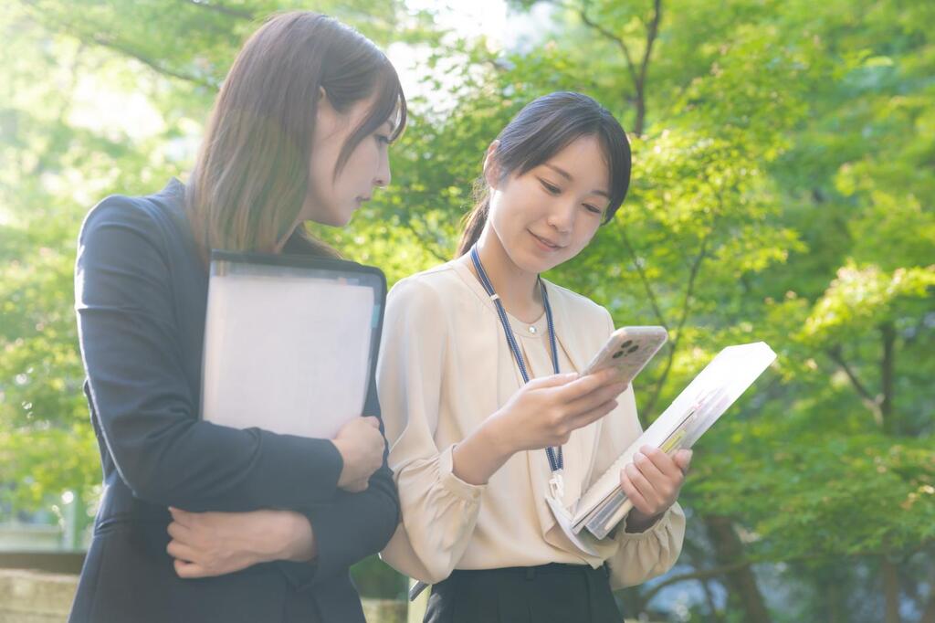 運動会の写真を一緒に見る社員