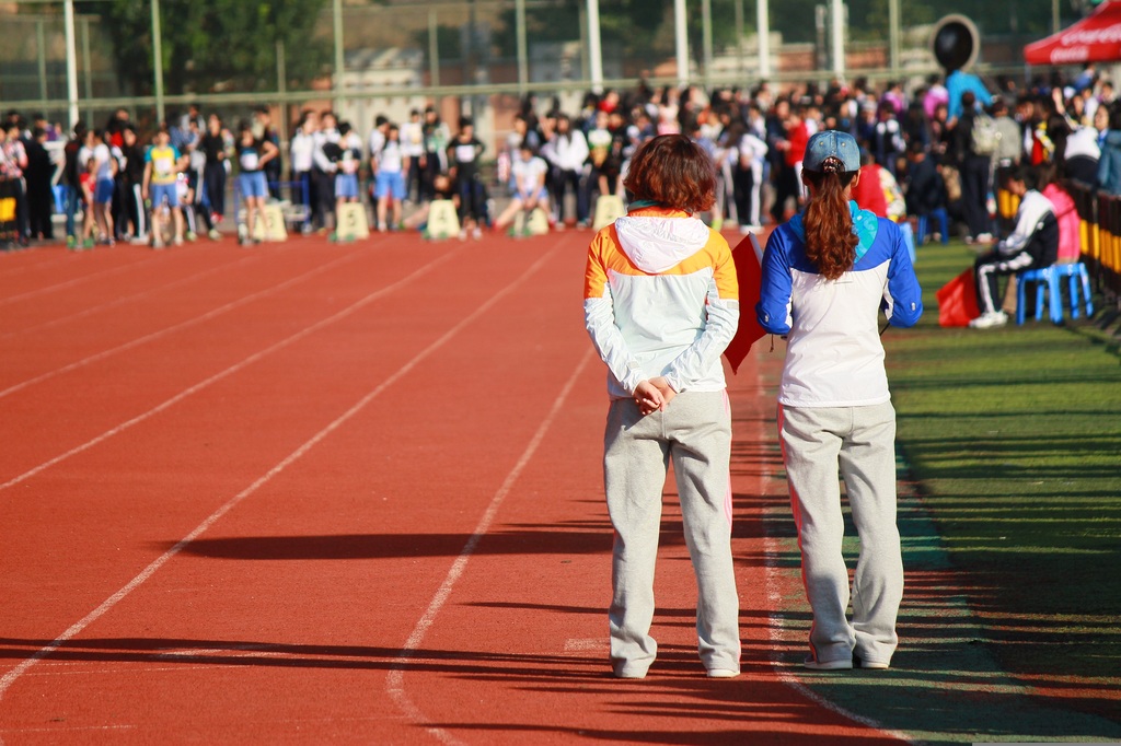 運動会で作戦を相談する参加者
