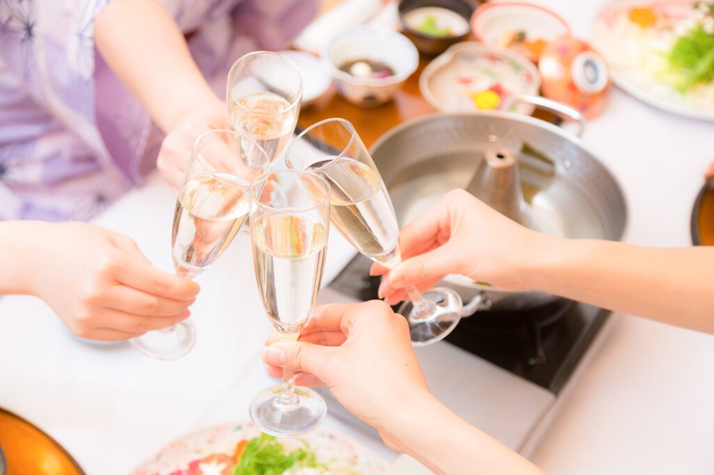 運動会後に食事を囲んで会話する参加者