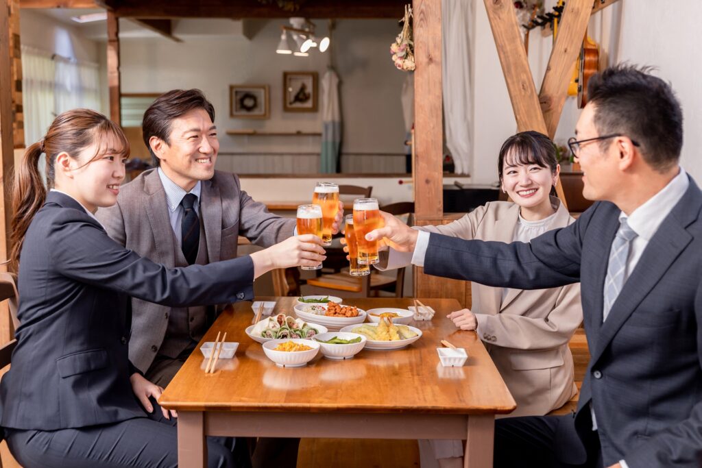 運動会後の食事で会話する参加者
