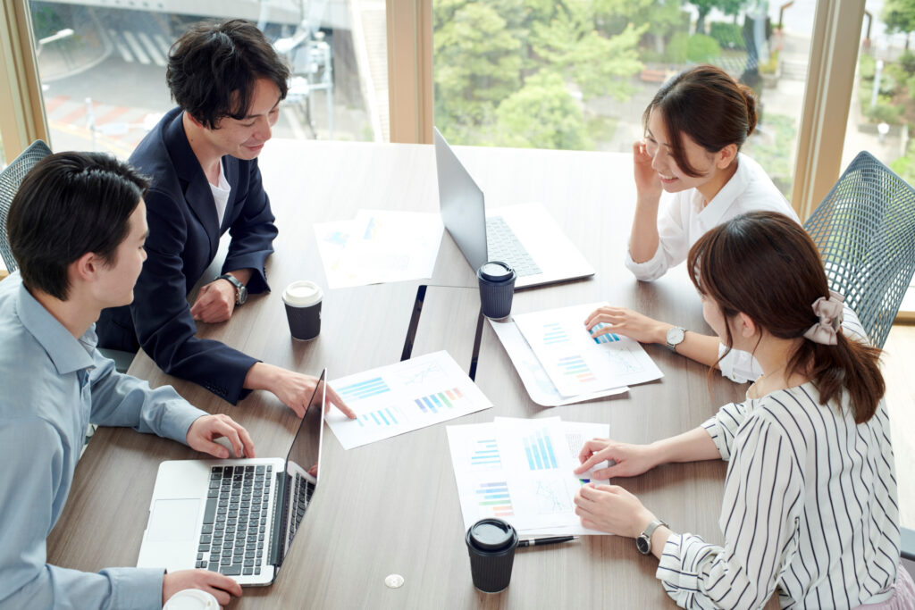 資料を囲んで進め方を話し合う人たち。