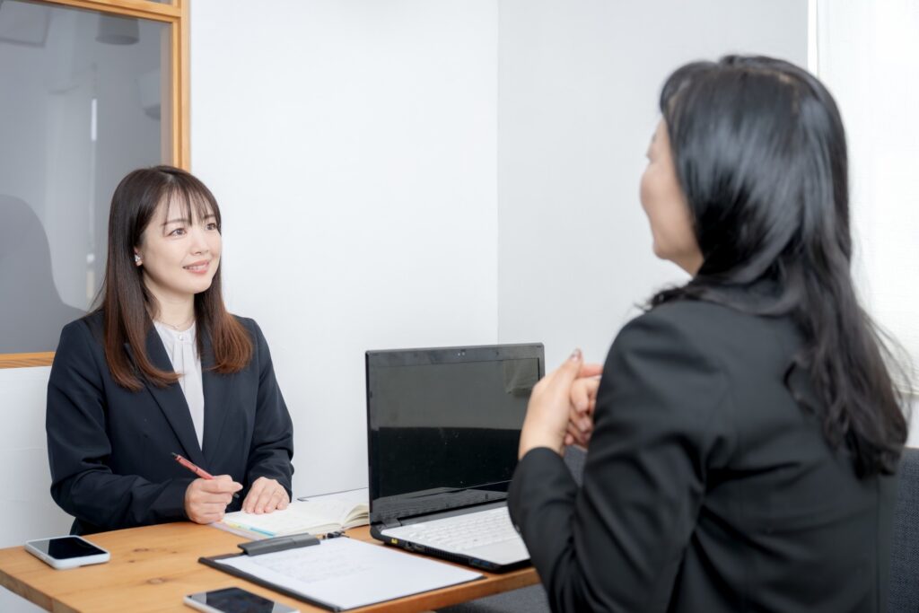 資料を見ながら話を聞く人
